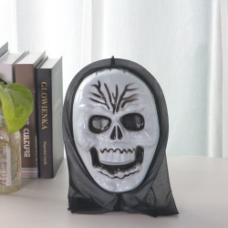 Iedziediniet savus draugus ar šo biedējošo Helovīna masku!